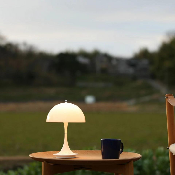 EclatéAura™ - Une lampe de table rechargeable magique pour une ambiance atmosphérique.