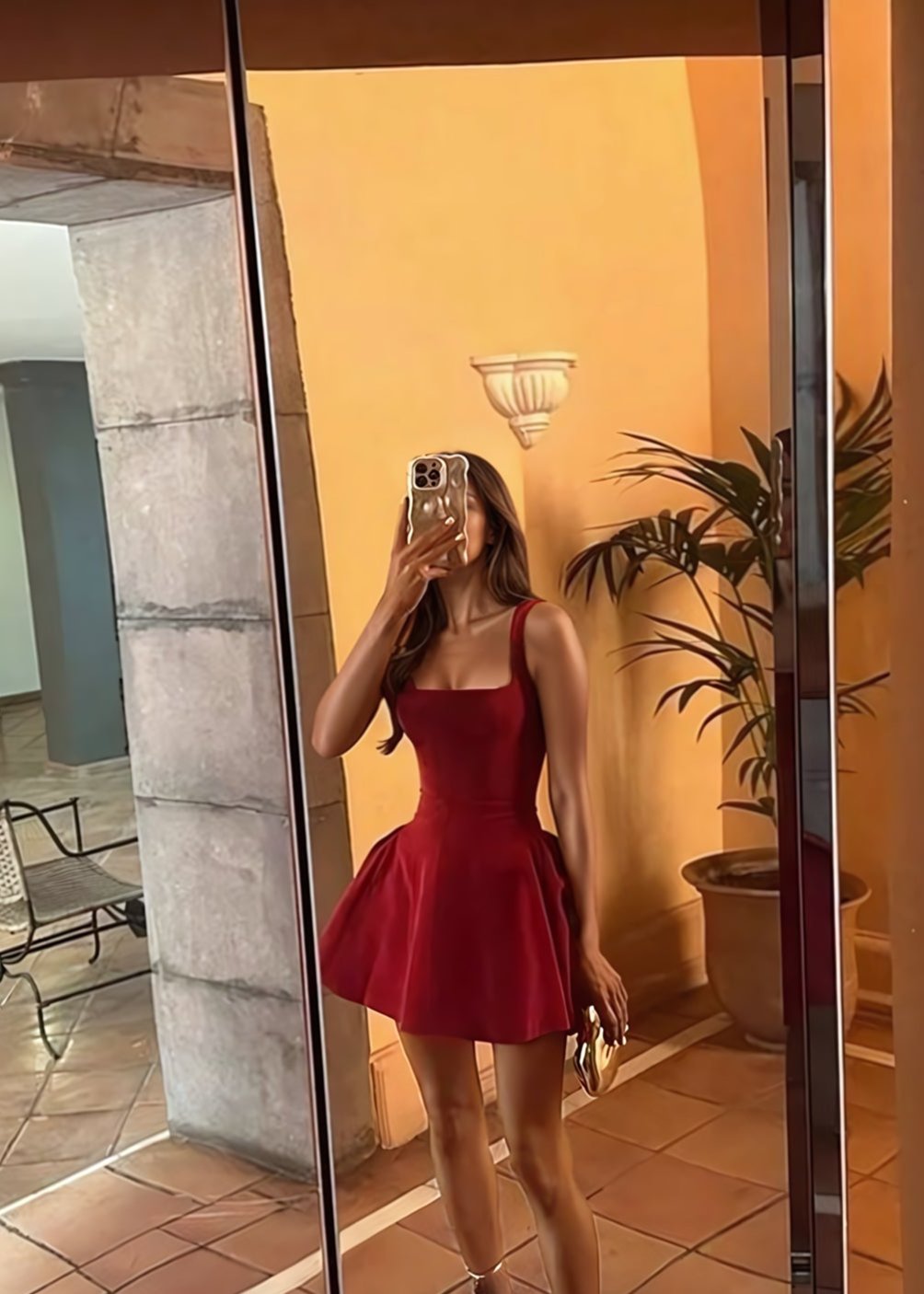 Robe de gala courte écarlate élégamment chic