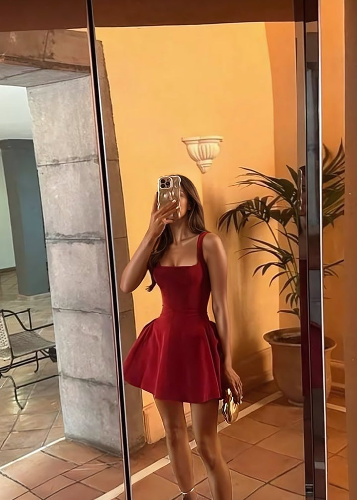 Robe de gala courte écarlate élégamment chic