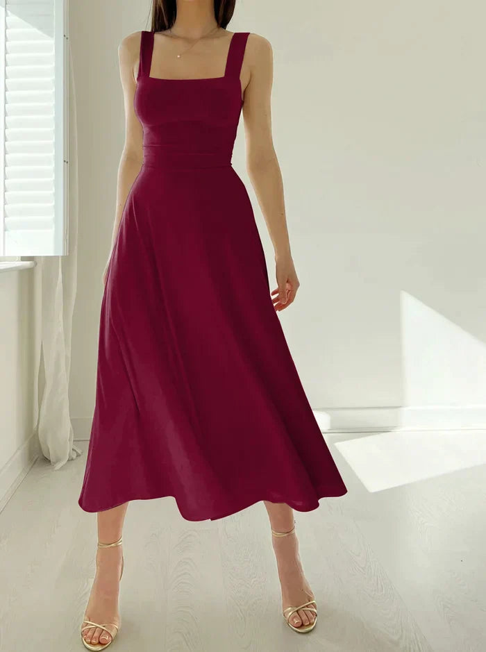 Mini robe cintrée chic avec larges bretelles élégantes