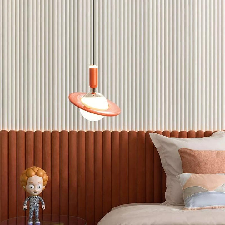 Superbe lampe suspendue Saturn pour les intérieurs élégants