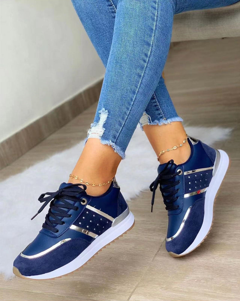 Des baskets bicolores pour un look stylé