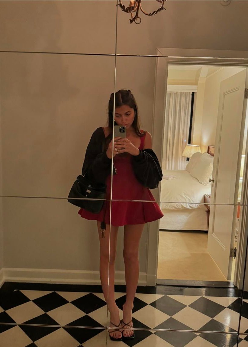 Robe de gala courte écarlate élégamment chic