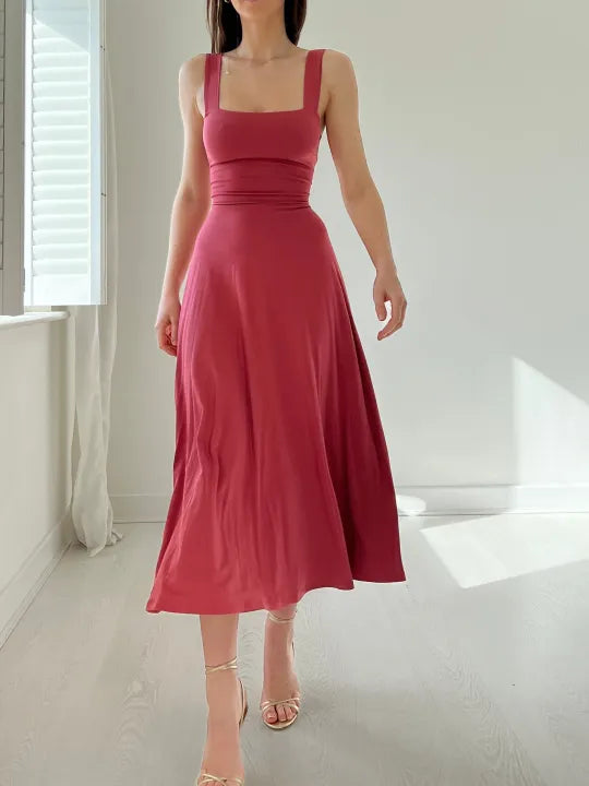 Mini robe cintrée chic avec larges bretelles élégantes
