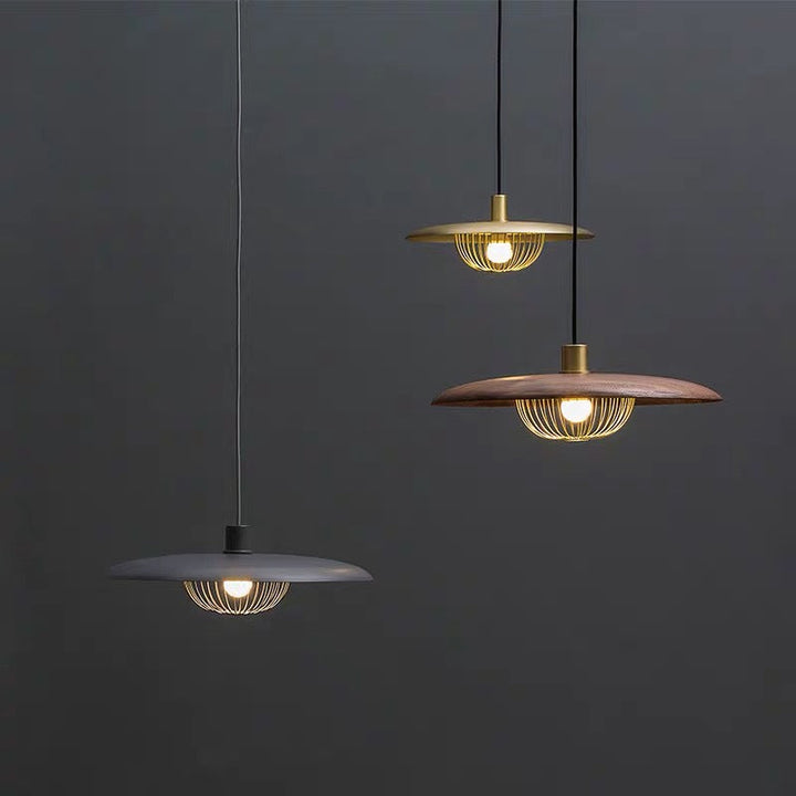Lampes suspendues élégantes à l'aspect boisé