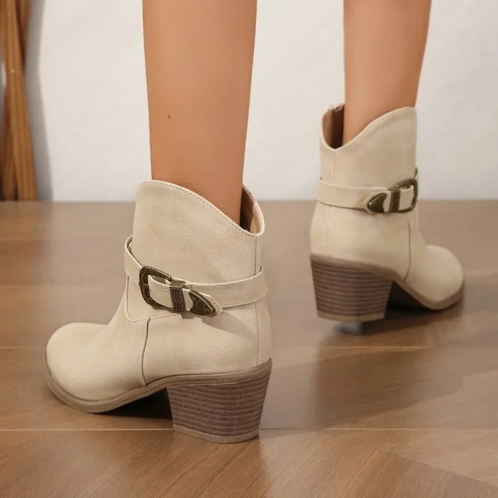 Bottines élégantes en daim blanc laiteux avec boucle élégante