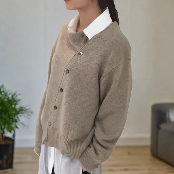 Manuela - Cardigan luxueux en maille douce avec rangée de boutons en biais unique | Le mélange parfait de confort et de style