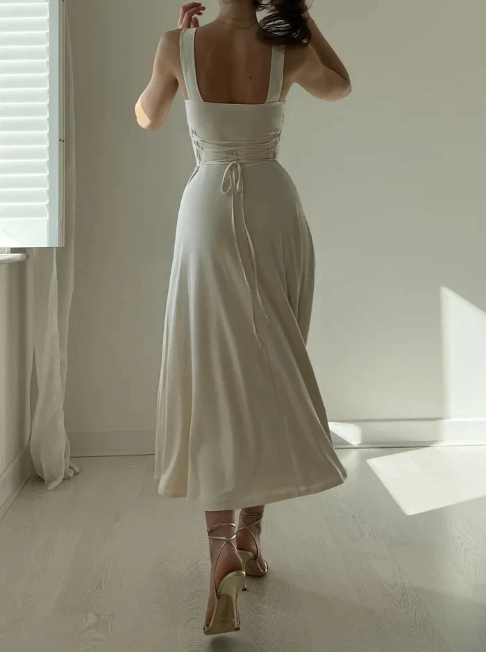 Mini robe cintrée chic avec larges bretelles élégantes