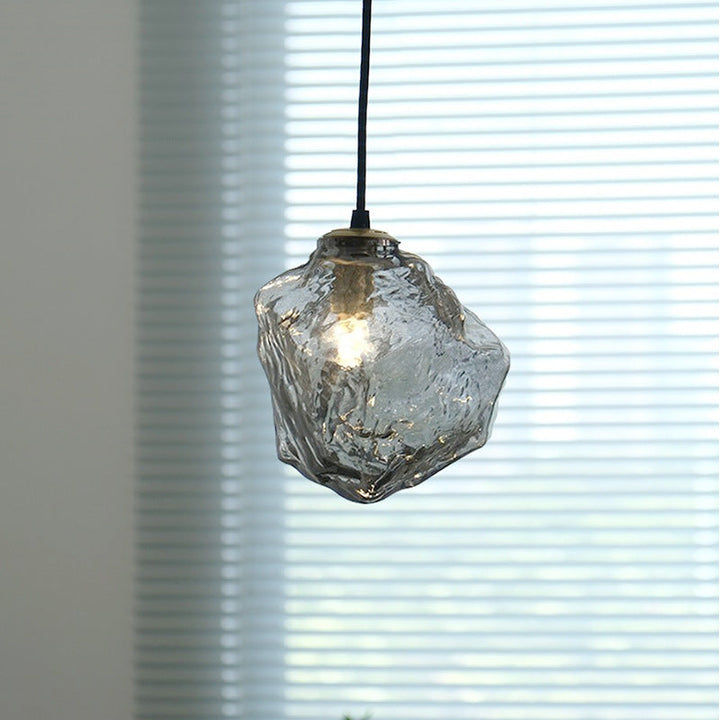 Lampe suspendue en verre de lave pour une atmosphère enchanteresse