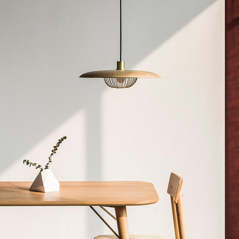 Lampes suspendues élégantes à l'aspect boisé