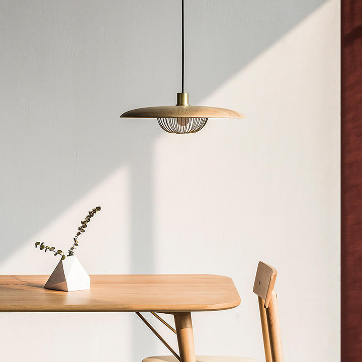 Lampes suspendues élégantes à l'aspect boisé