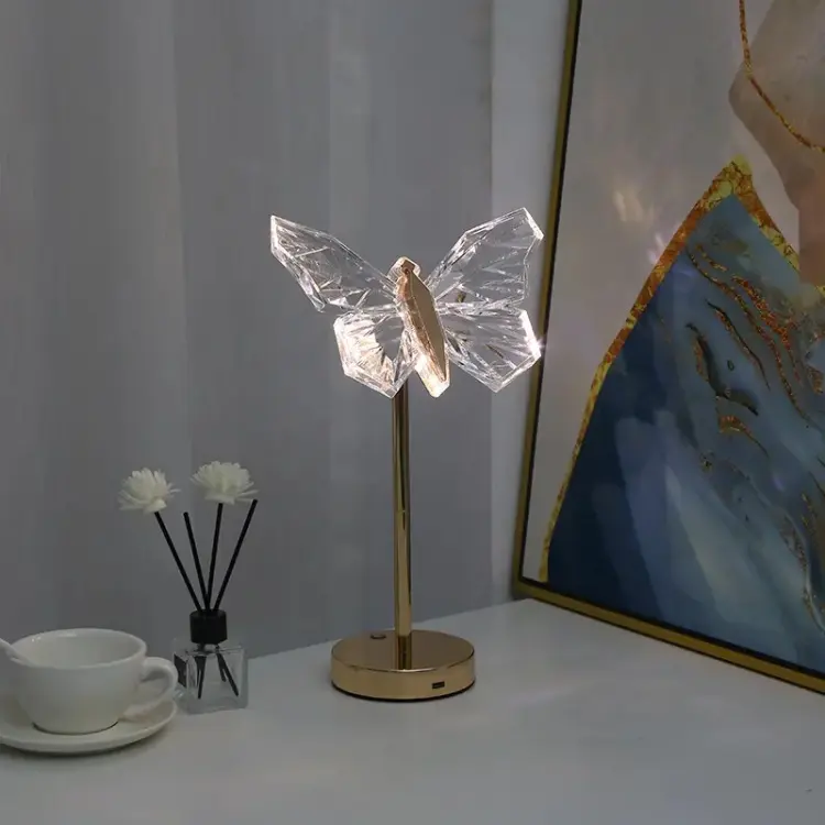 Élégante lampe à poser en cristal papillon pour une atmosphère enchanteresse
