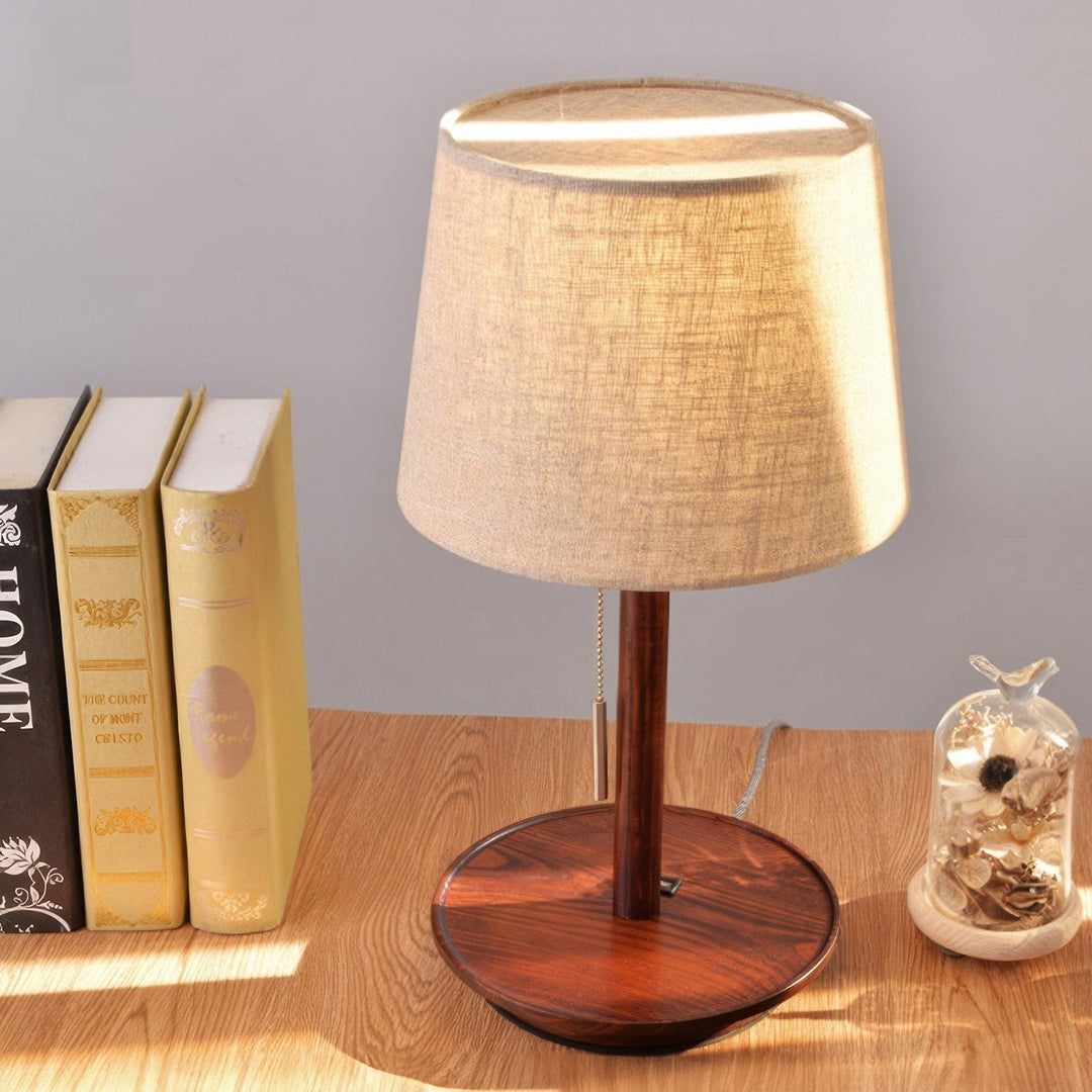 Lampe scandinave en noyer avec accents de tissu luxueux pour une lueur douce