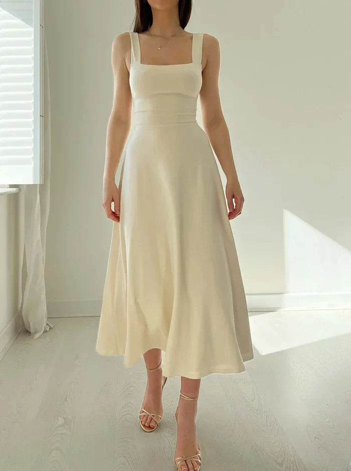 Mini robe cintrée chic avec larges bretelles élégantes