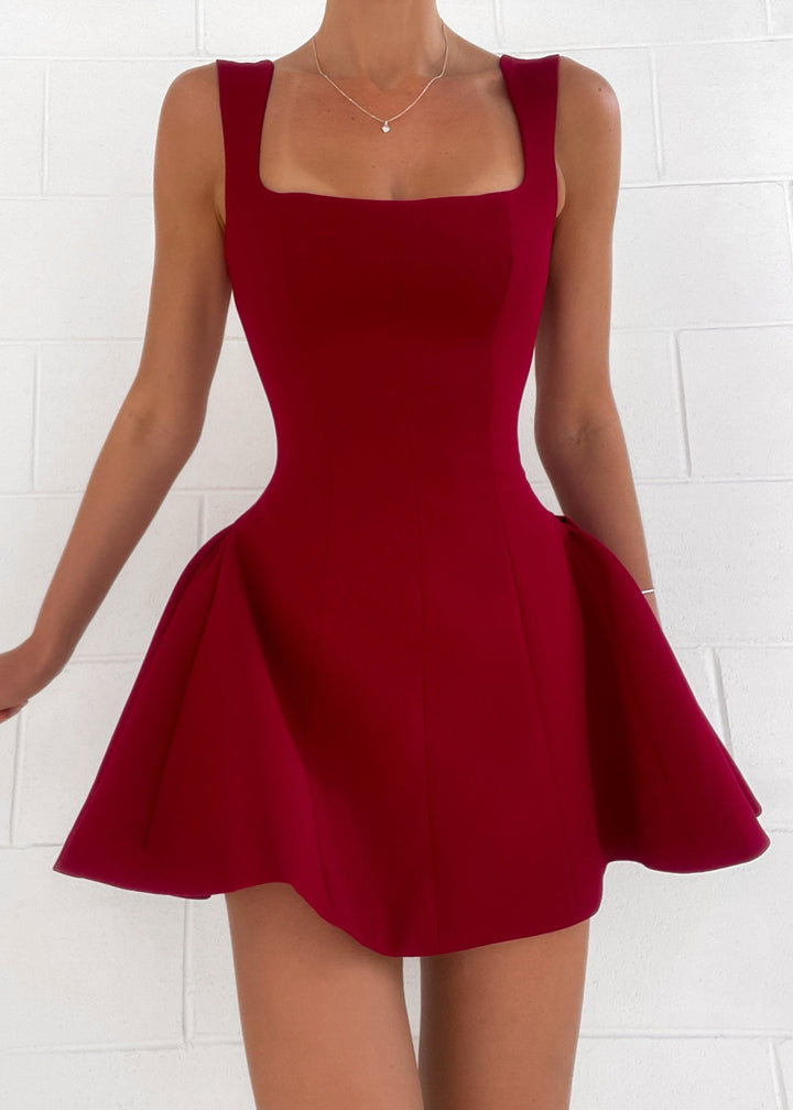Robe de gala courte écarlate élégamment chic