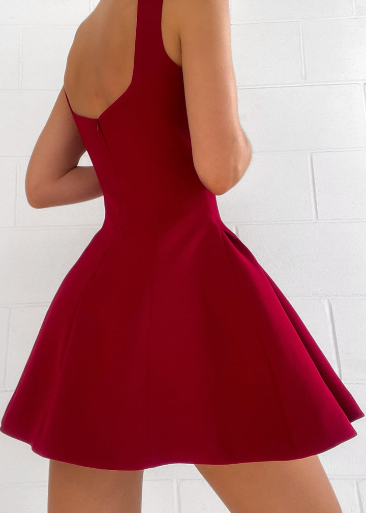 Robe de gala courte écarlate élégamment chic