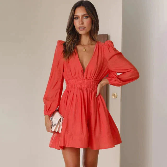 La féminité dans le style : Mini robe RAKA pour femmes