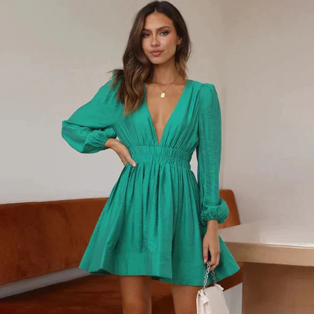 La féminité dans le style : Mini robe RAKA pour femmes