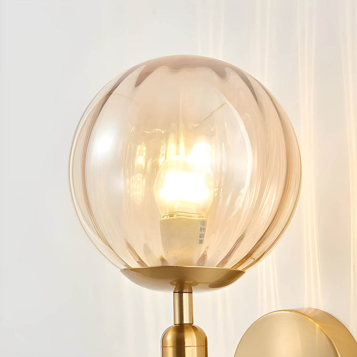 Élégante lampe murale Clair en verre magnifiquement travaillé