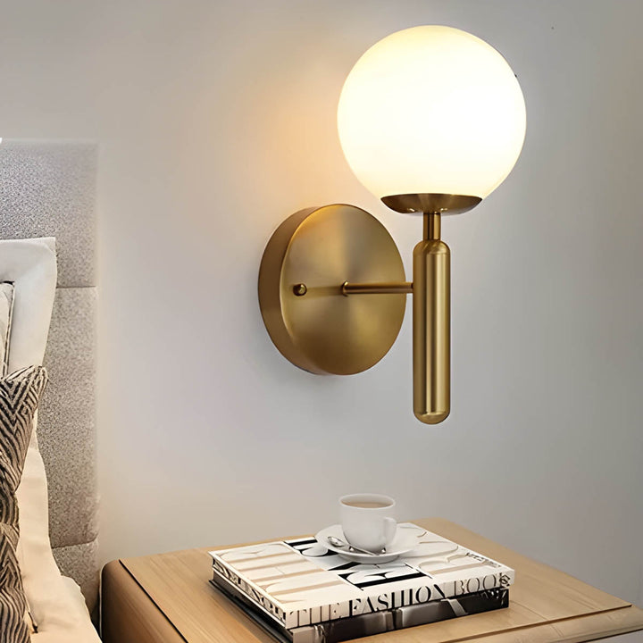 Élégante lampe murale Clair en verre magnifiquement travaillé
