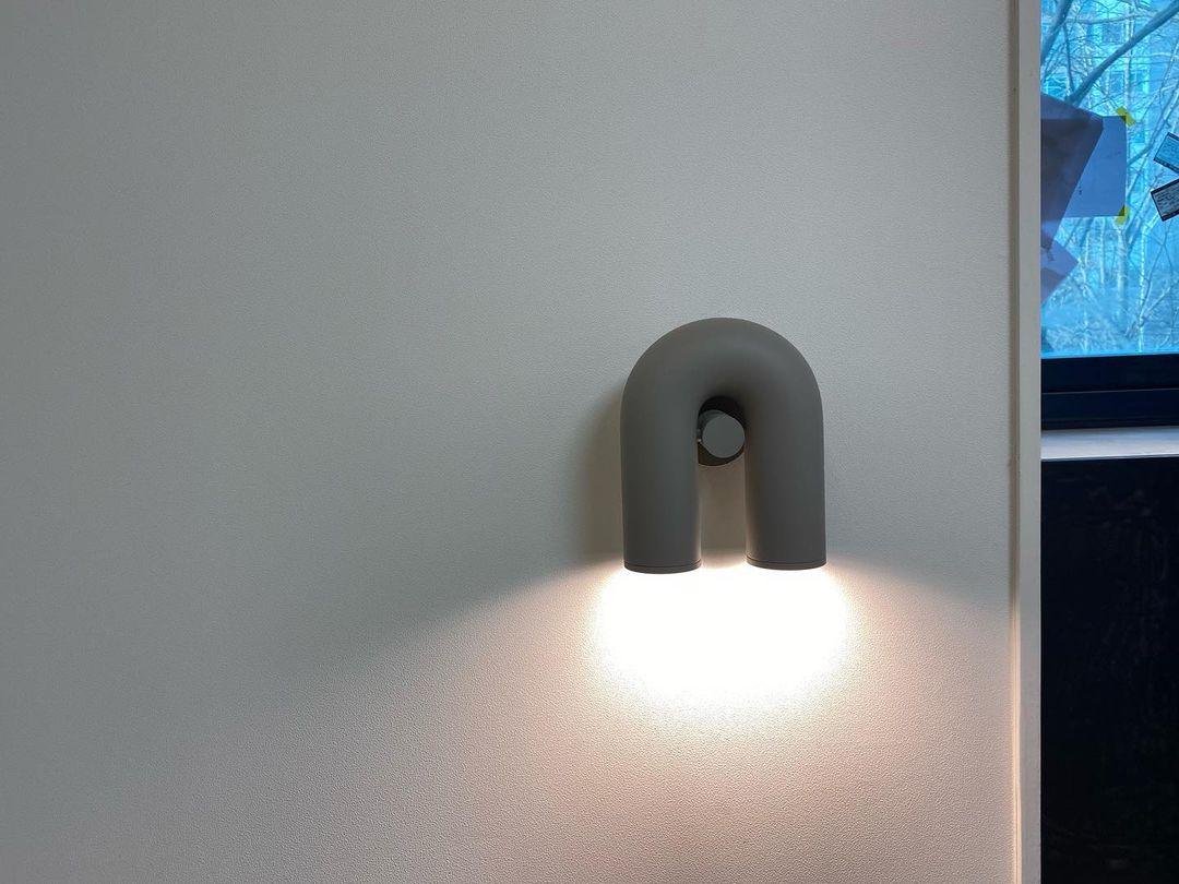Charmante lampe murale en forme de cirque