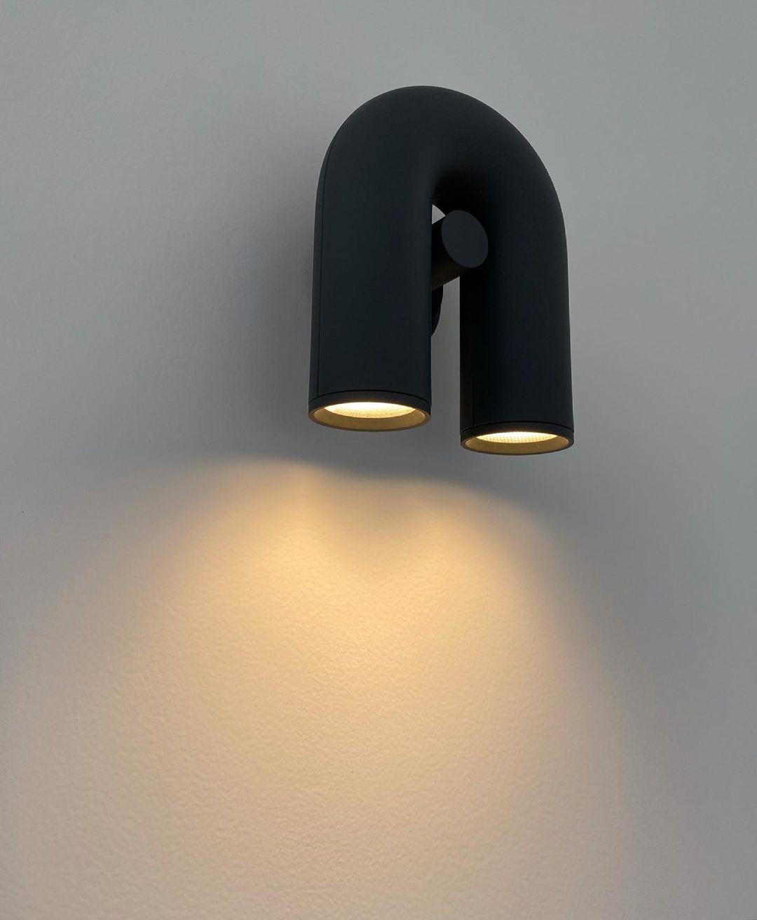 Charmante lampe murale en forme de cirque