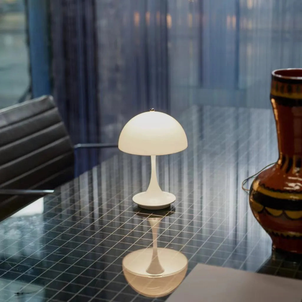 EclatéAura™ - Une lampe de table rechargeable magique pour une ambiance atmosphérique.