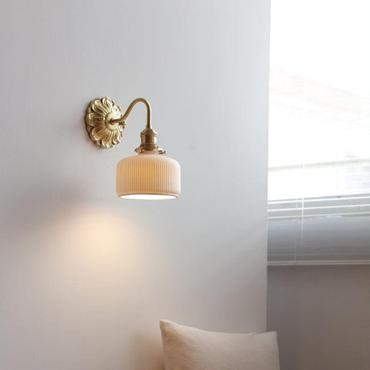 Lampe murale élégante en céramique pour un environnement domestique atmosphérique