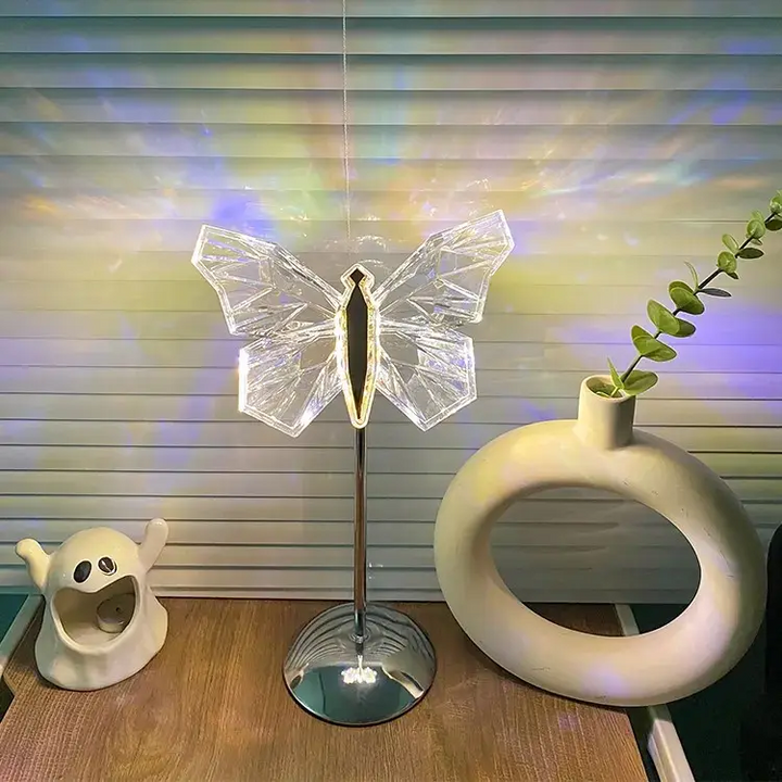 Élégante lampe à poser en cristal papillon pour une atmosphère enchanteresse