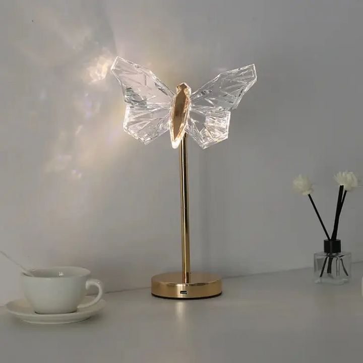 Élégante lampe à poser en cristal papillon pour une atmosphère enchanteresse