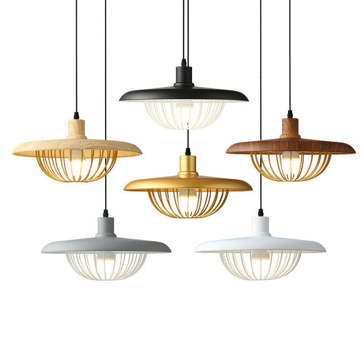 Lampes suspendues élégantes à l'aspect boisé