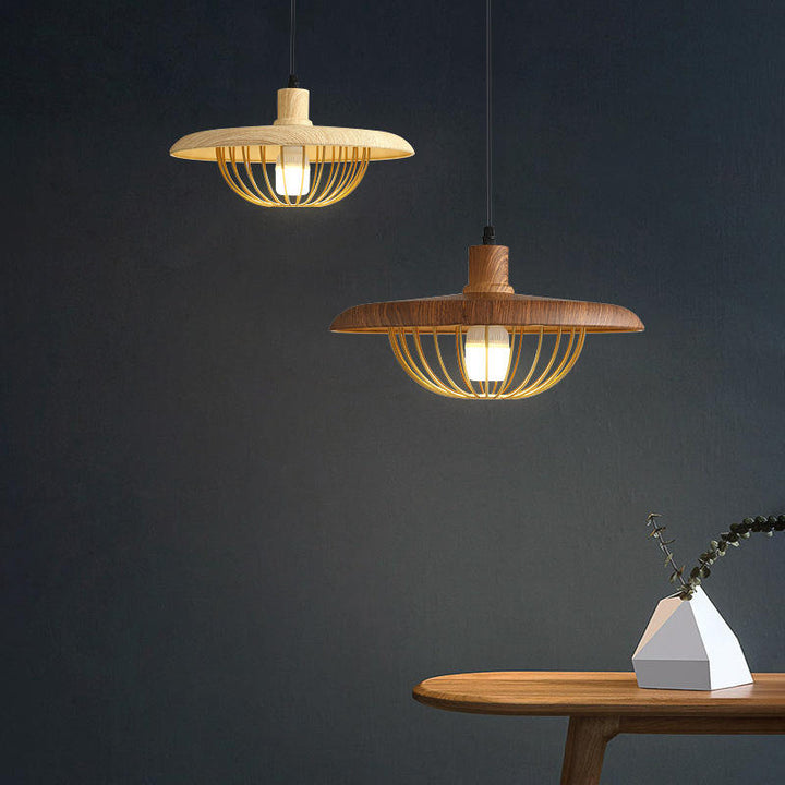 Lampes suspendues élégantes à l'aspect boisé