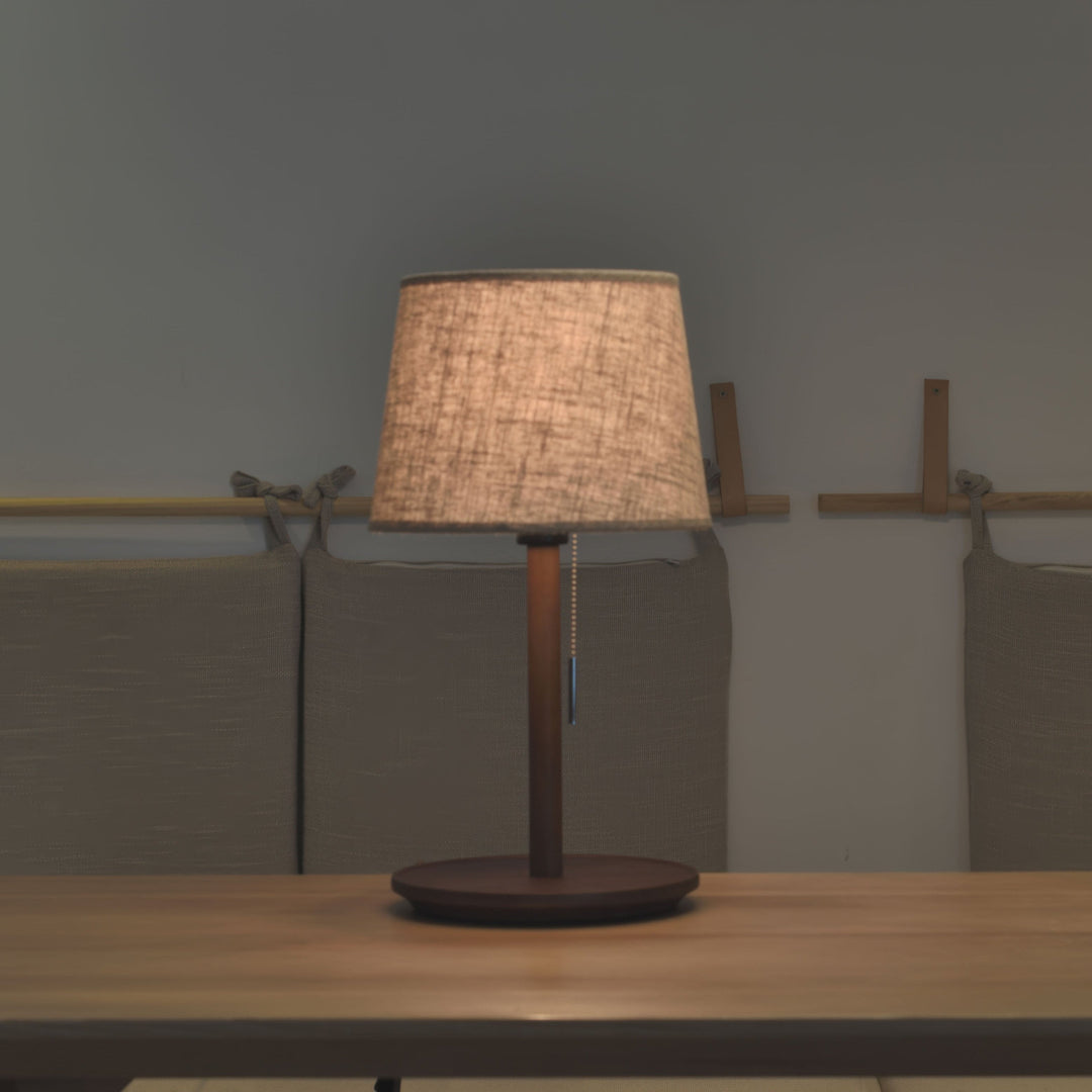 Lampe scandinave en noyer avec accents de tissu luxueux pour une lueur douce