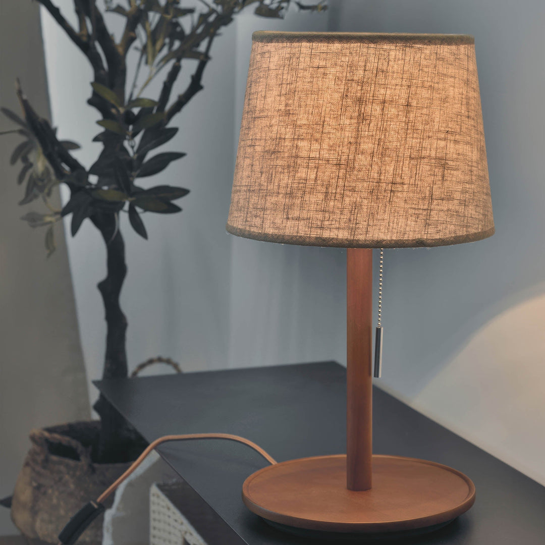 Lampe scandinave en noyer avec accents de tissu luxueux pour une lueur douce