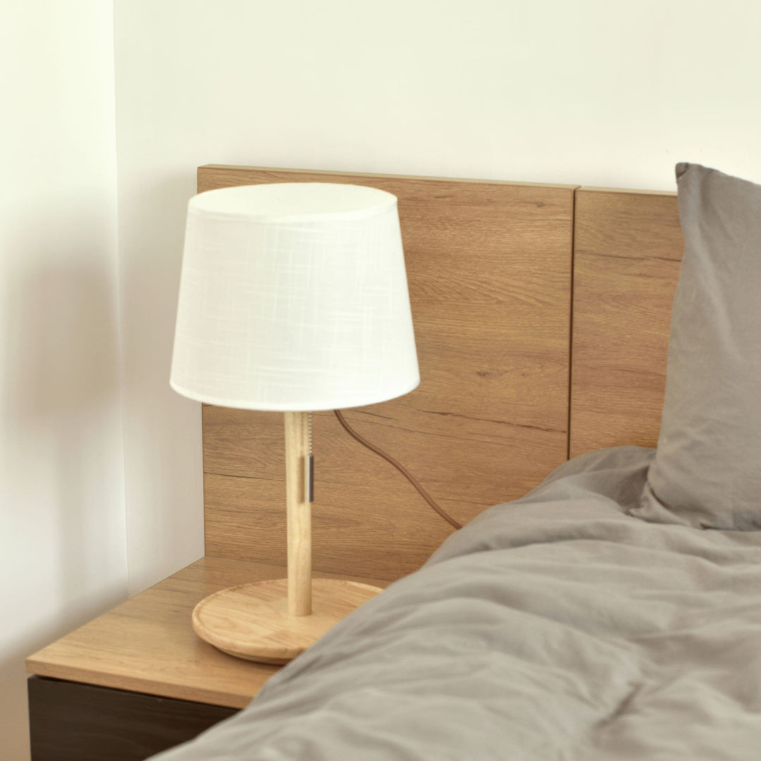 Lampe scandinave en noyer avec accents de tissu luxueux pour une lueur douce