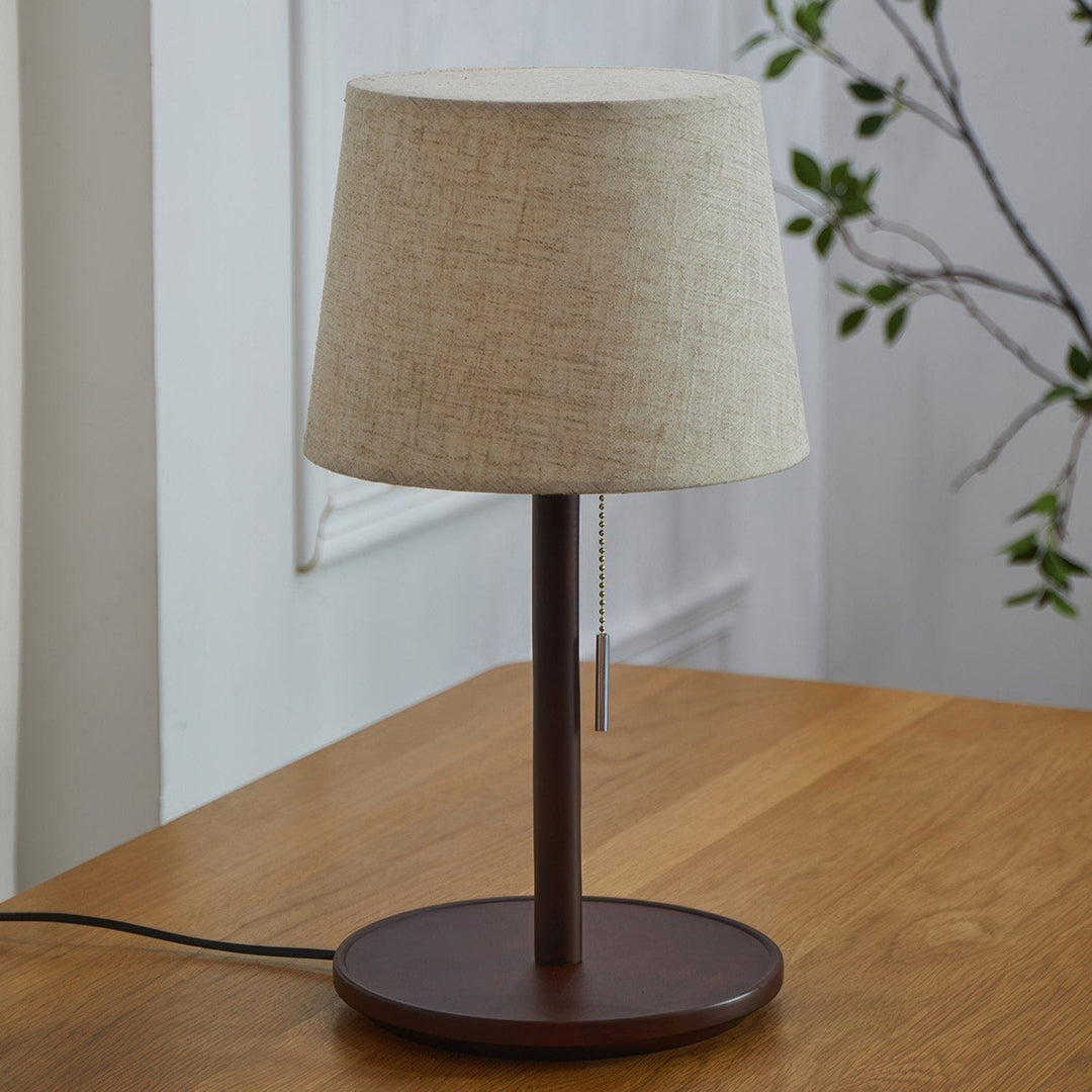 Lampe scandinave en noyer avec accents de tissu luxueux pour une lueur douce