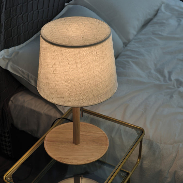 Lampe scandinave en noyer avec accents de tissu luxueux pour une lueur douce