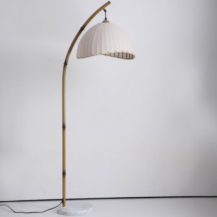 Lampadaire en bambou pour une ambiance sereine
