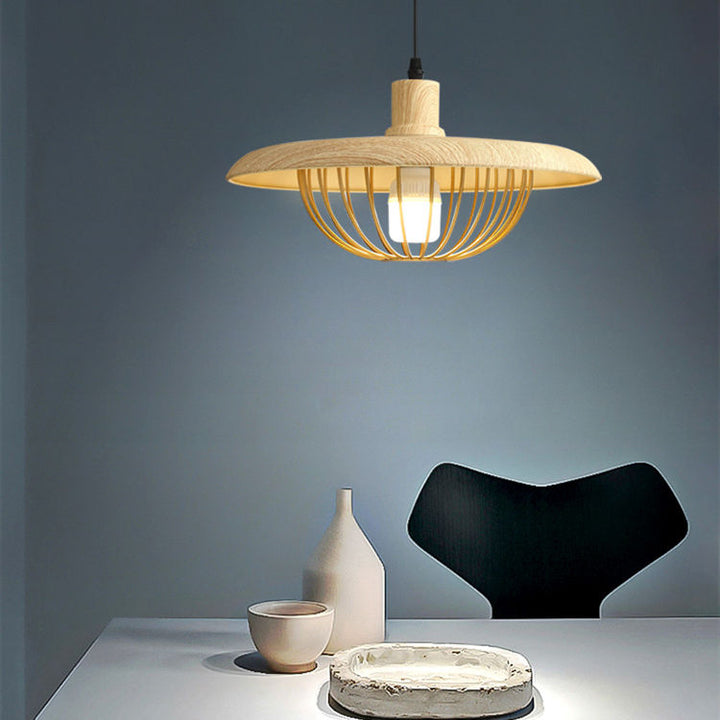 Lampes suspendues élégantes à l'aspect boisé