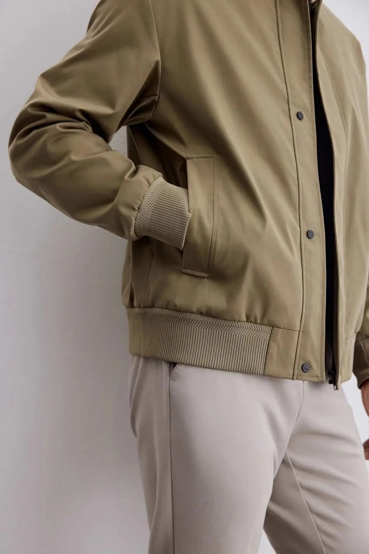 Élevez votre style avec la veste bombardier Jason !