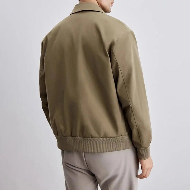 Élevez votre style avec la veste bombardier Jason !