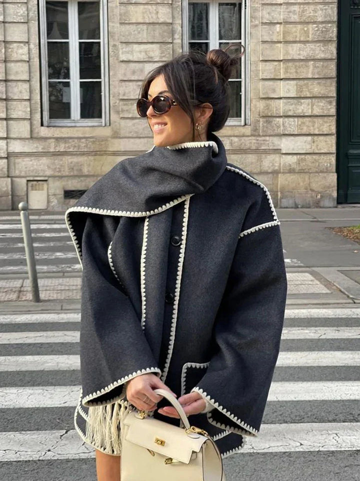 Nicola | Écharpe élégante avec pompons chics