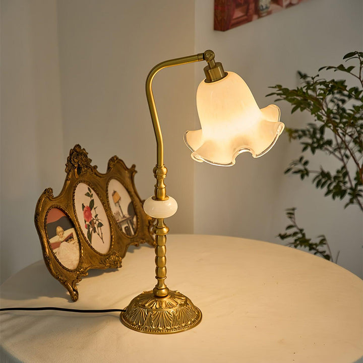 Élégante lampe de bureau Tulipe en laiton