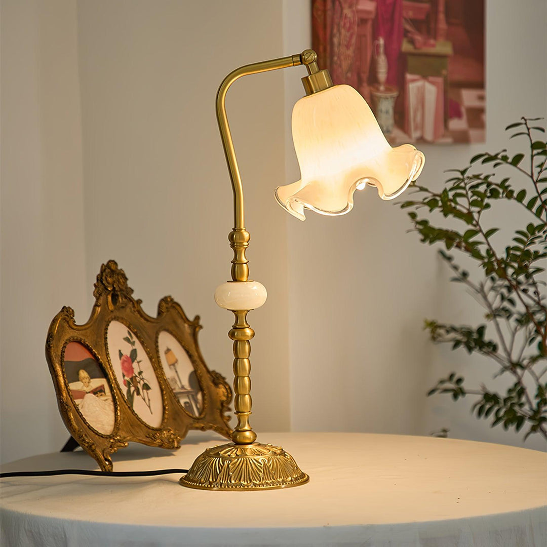 Élégante lampe de bureau Tulipe en laiton