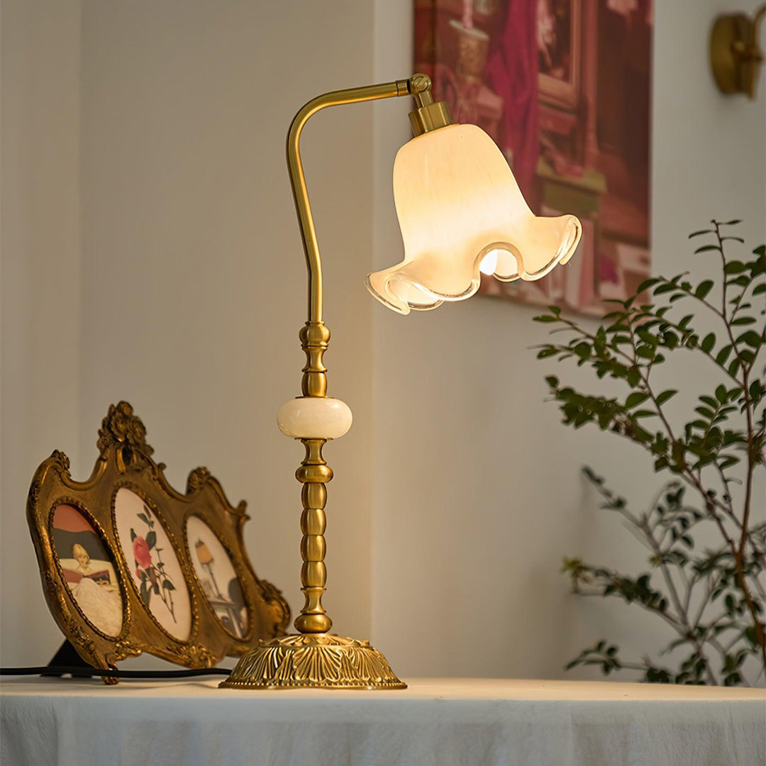 Élégante lampe de bureau Tulipe en laiton