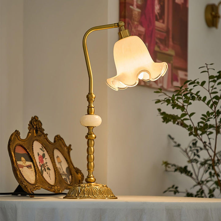 Élégante lampe de bureau Tulipe en laiton