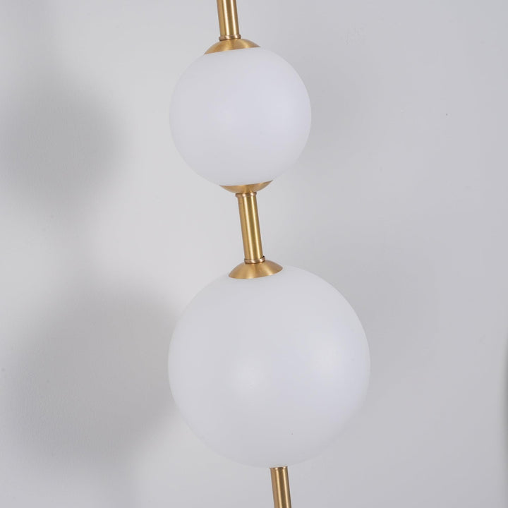 Élégante lampe murale à globe vertical pour une atmosphère enchanteresse