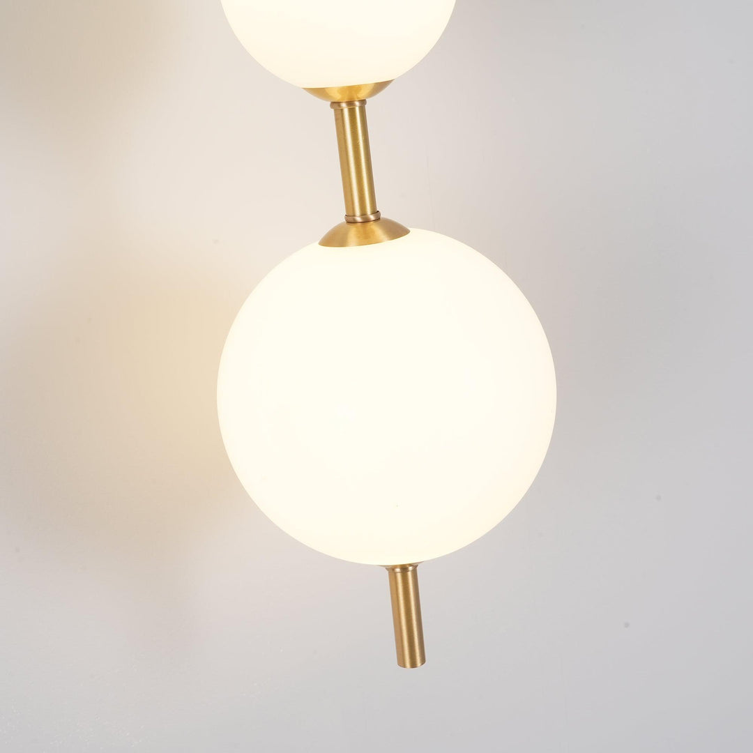 Élégante lampe murale à globe vertical pour une atmosphère enchanteresse
