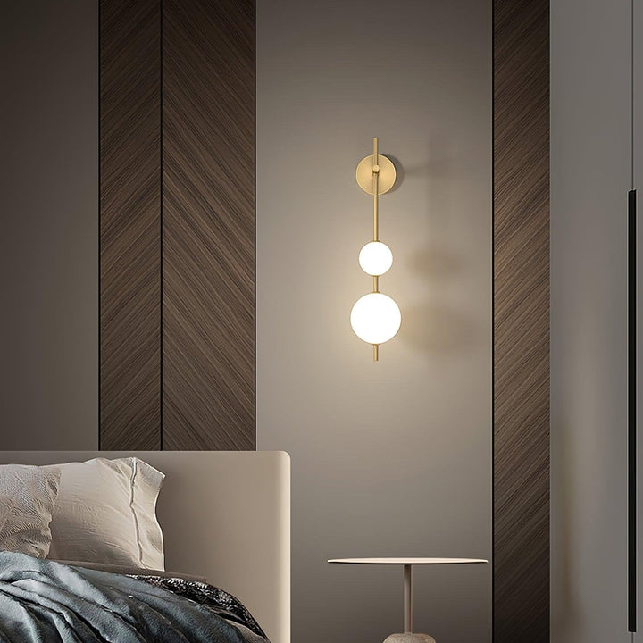 Élégante lampe murale à globe vertical pour une atmosphère enchanteresse