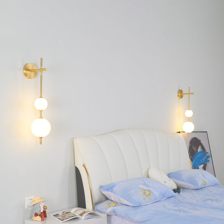 Élégante lampe murale à globe vertical pour une atmosphère enchanteresse